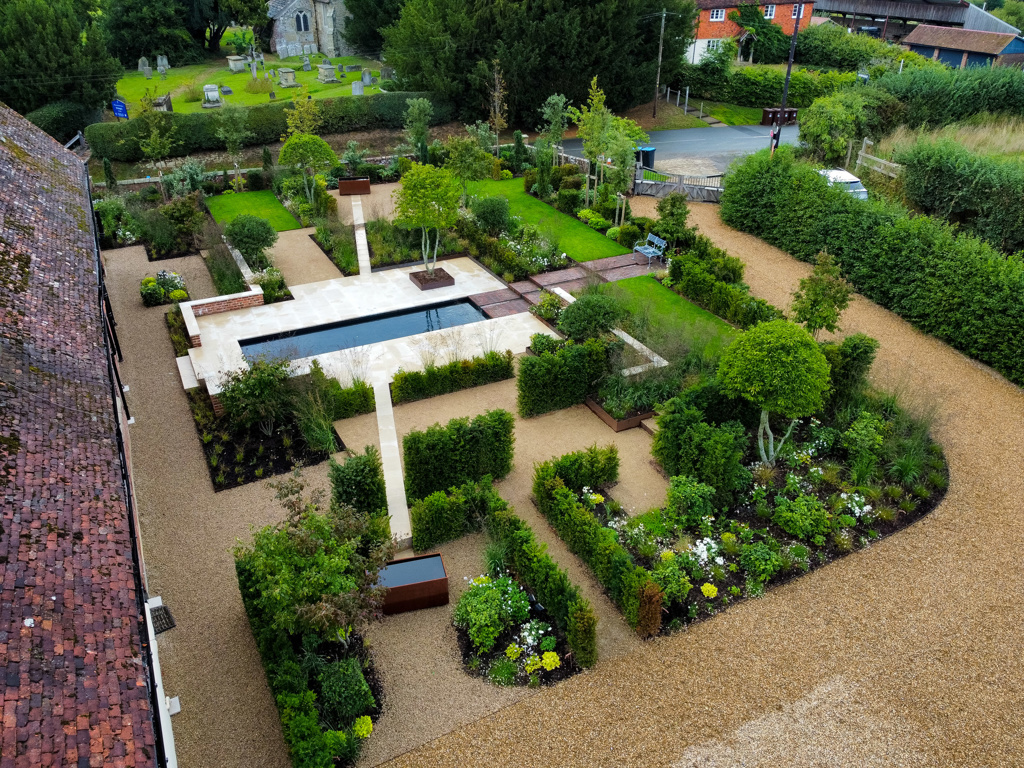 A Contemporary Elizabethan-Inspired Garden
