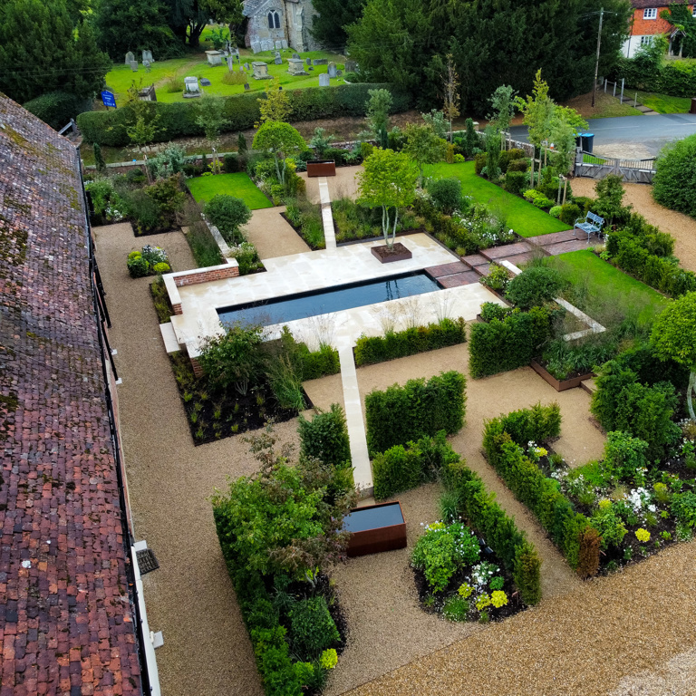 A Contemporary Elizabethan-Inspired Garden