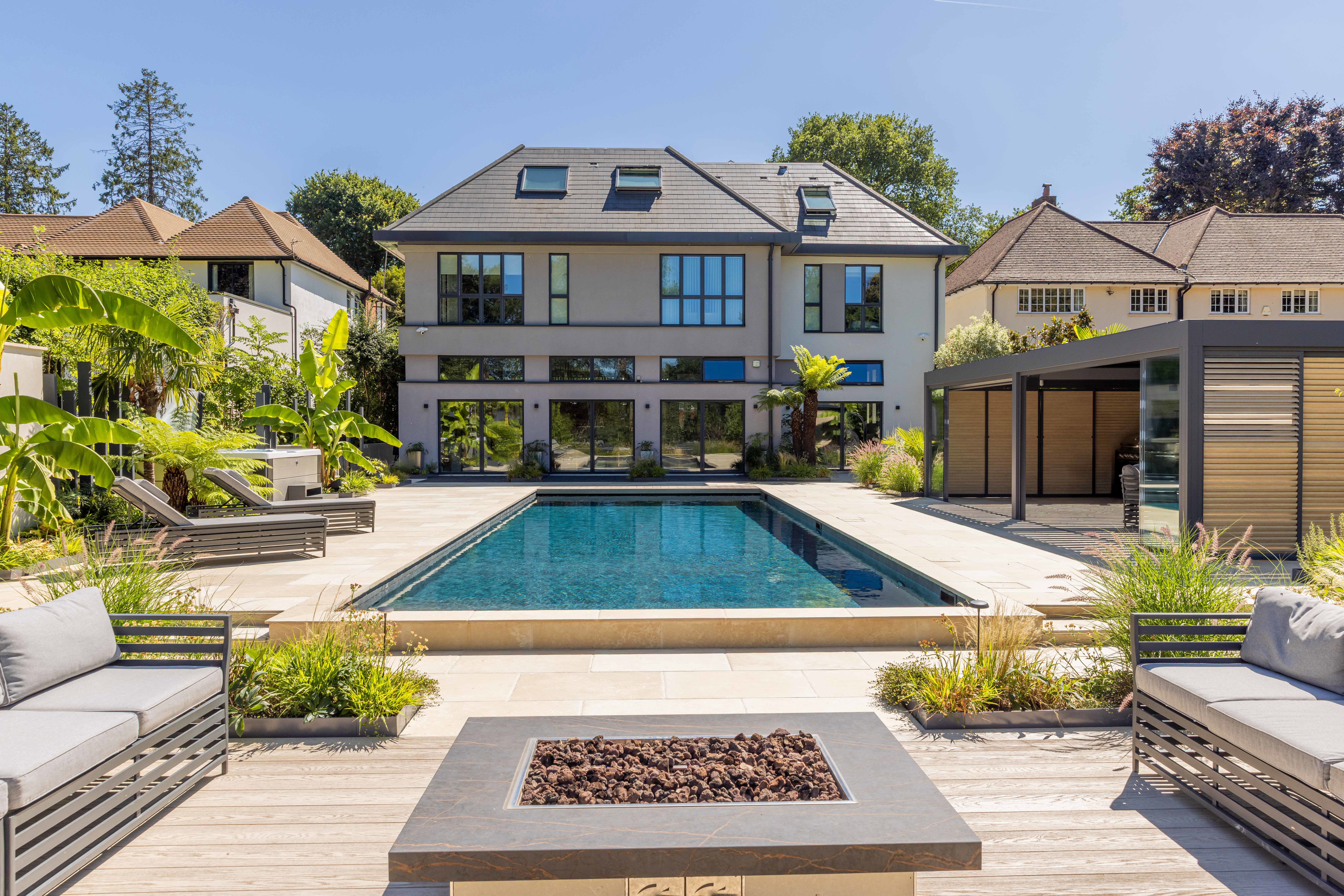 Modern entertaining garden 