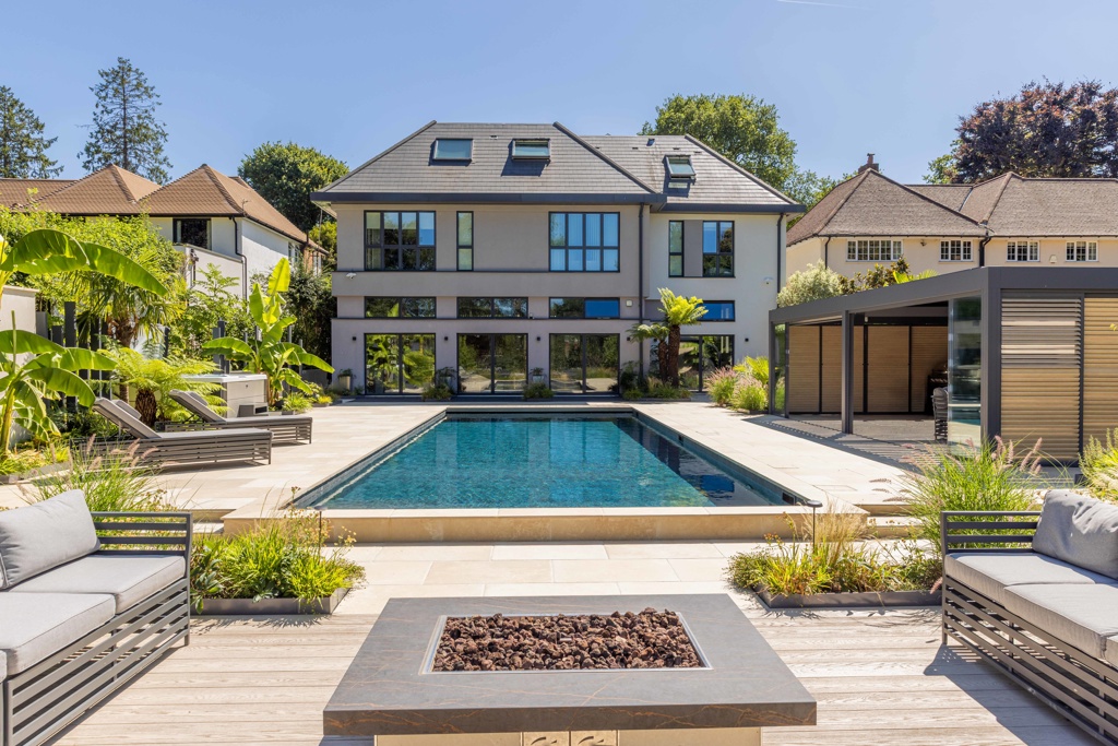 Modern entertaining garden