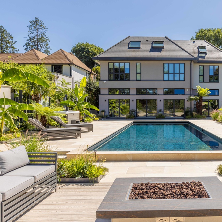 Modern entertaining garden