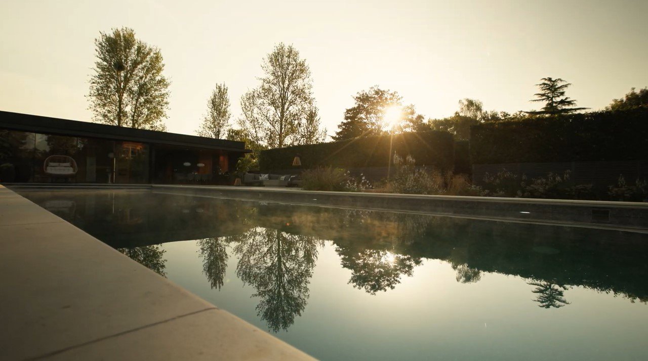 Large family swimming pool, with spa areas