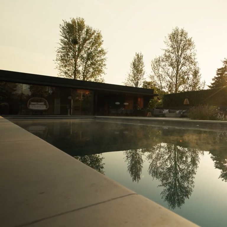 Large family swimming pool, with spa areas