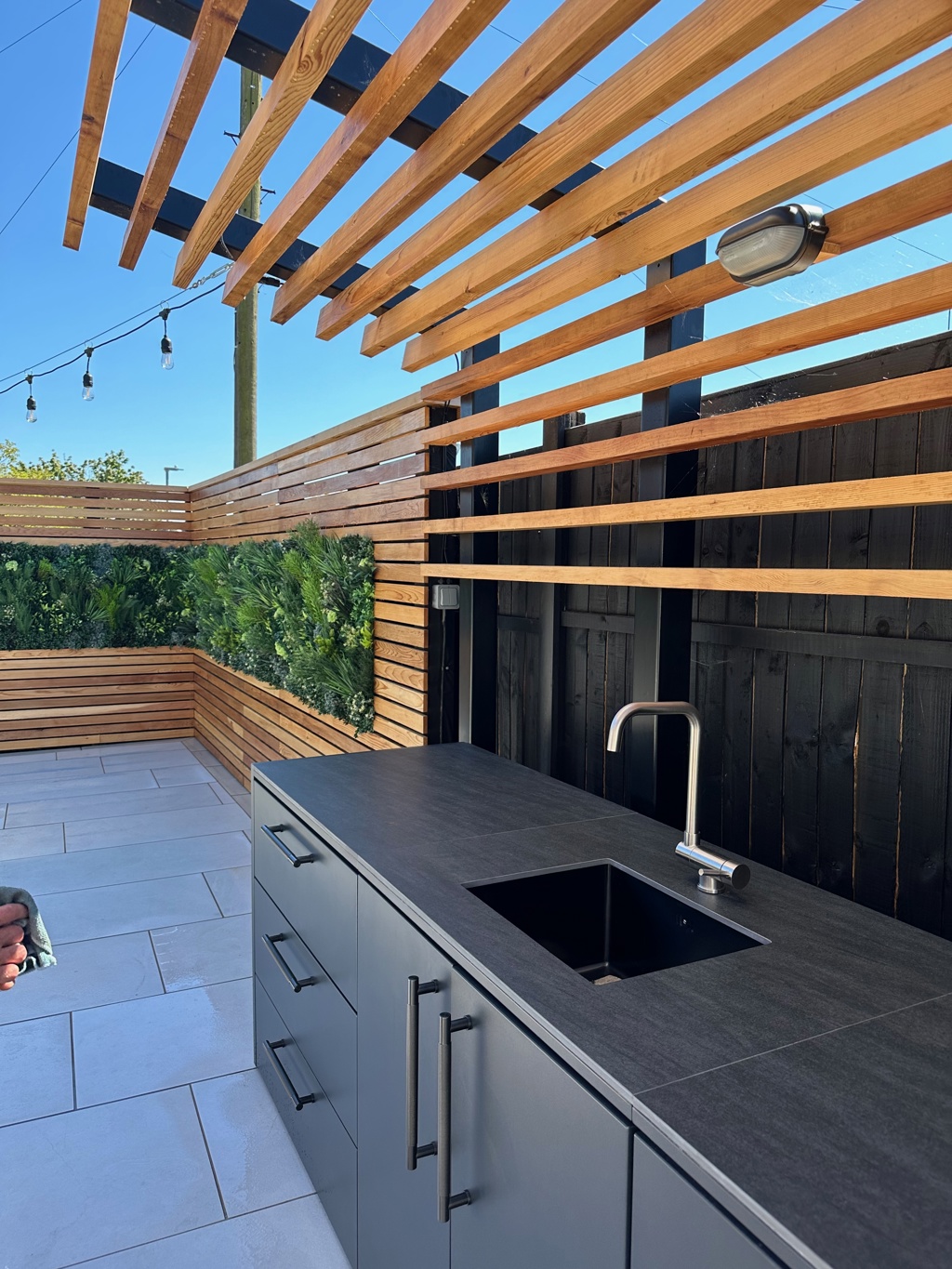 Kitchen area and cedar screening with Visafloia