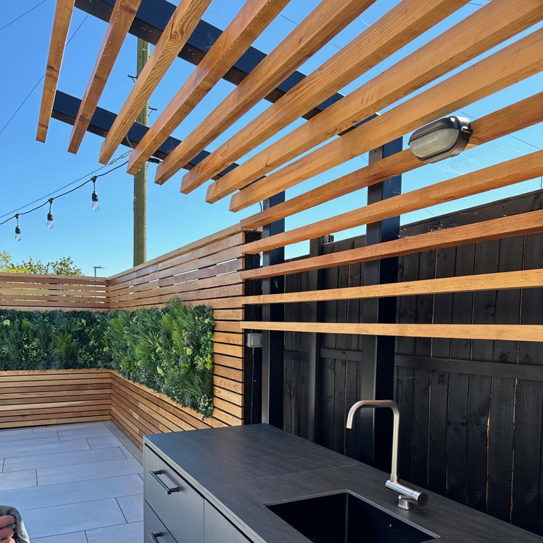 Kitchen area and cedar screening with Visafloia